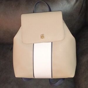 A beautiful Brand New Tommy H. Med size , simple yet the quality is perfect.